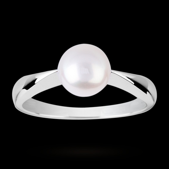 FRESH WATER PEARL RING IN 9 CARAT WHITE GOLD